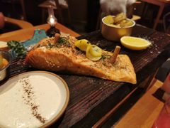 木板烤三文鱼-THE CANNERY&JUJU 新鲜海鲜·牛排美食酒廊
