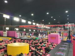 -嘿哟动霸CHUA·新潮玩运动娱乐中心·蹦床滑冰团建乐园