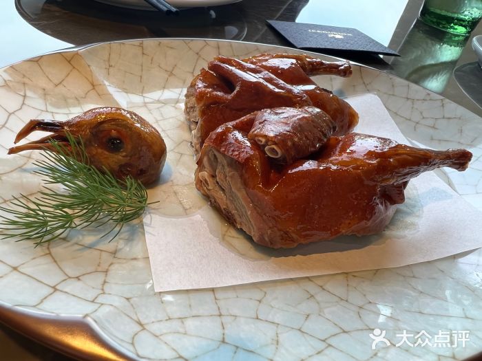 新荣记(BFC外滩金融中心店)脆皮乳鸽图片
