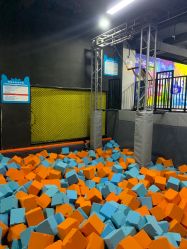 -蹦贝运动中心·蹦床·攀岩·闯关(龙岗店)