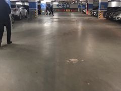 -绿地缤纷城-停车场