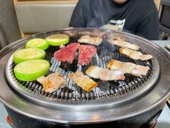 -围炉肉舍•炭烤活鳗•丹东海鲜烤肉(步行街店)