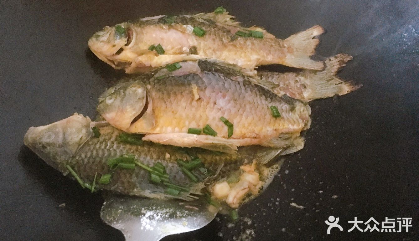 放入料酒生姜葱段，然后弄一勺豆瓣酱，放入水
