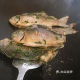 放入料酒生姜葱段，然后弄一勺豆瓣酱，放入水