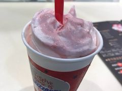 草莓蛋糕粒粒暴风雪-DQ·蛋糕·冰淇淋(手工定制蛋糕长泰广场店)