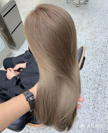 我是成煜，今天分享一款发色，榛果米灰色  颜色很高级