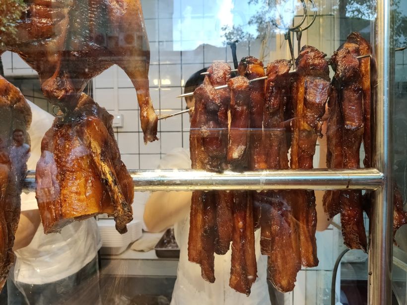 叉烧一絺50元,要一整条购买,按实际称量重量收费,大概一条叉烧就半斤