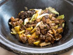 小鸡炖蘑菇-粘豆包柴火铁锅炖