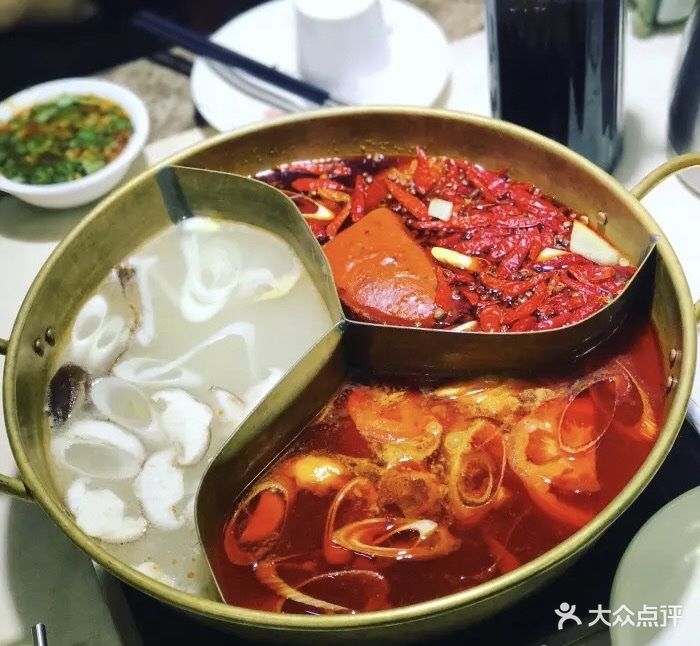 耙耳朵重庆精品火锅特色三味锅图片