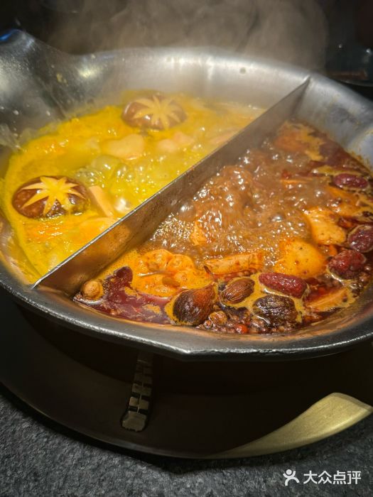 湊湊火锅·茶憩(世博大道店)台式麻辣花胶鸡鸳鸯锅图片