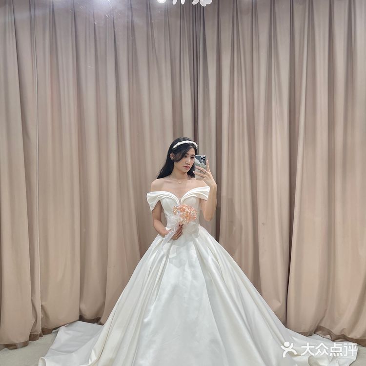 东莞试纱|自带光圈的金色秀禾 气场全开