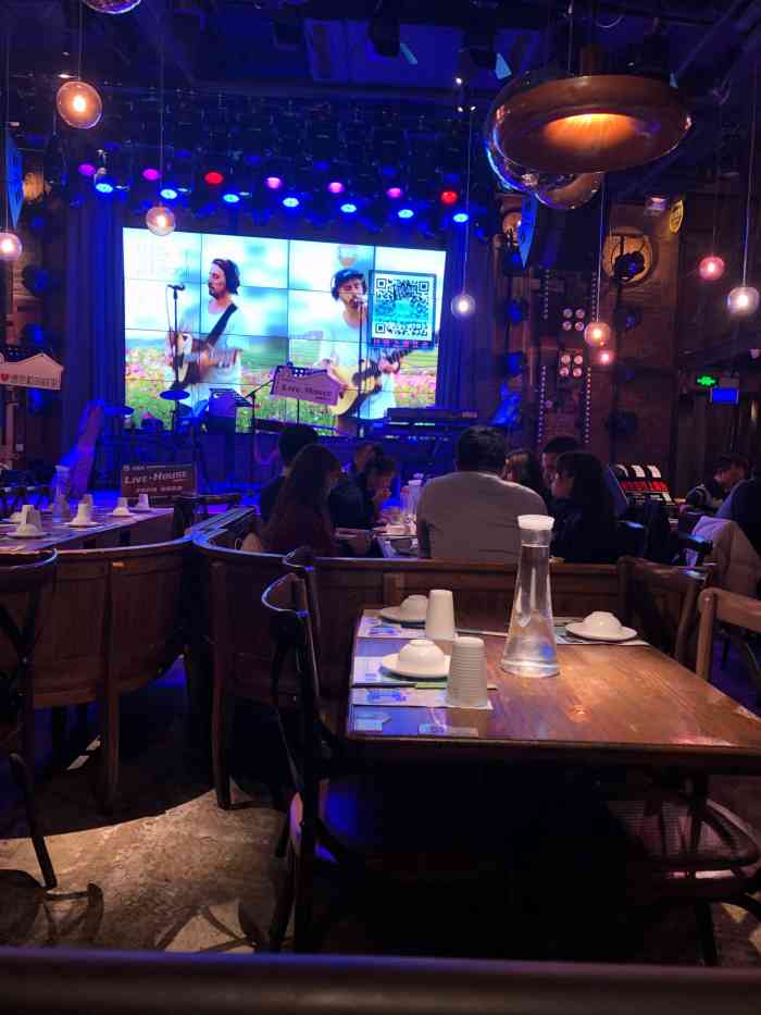 清吧第一选择胡桃里了经常来吃东西听歌氛围很好适合姐妹聚会聊天冰镇