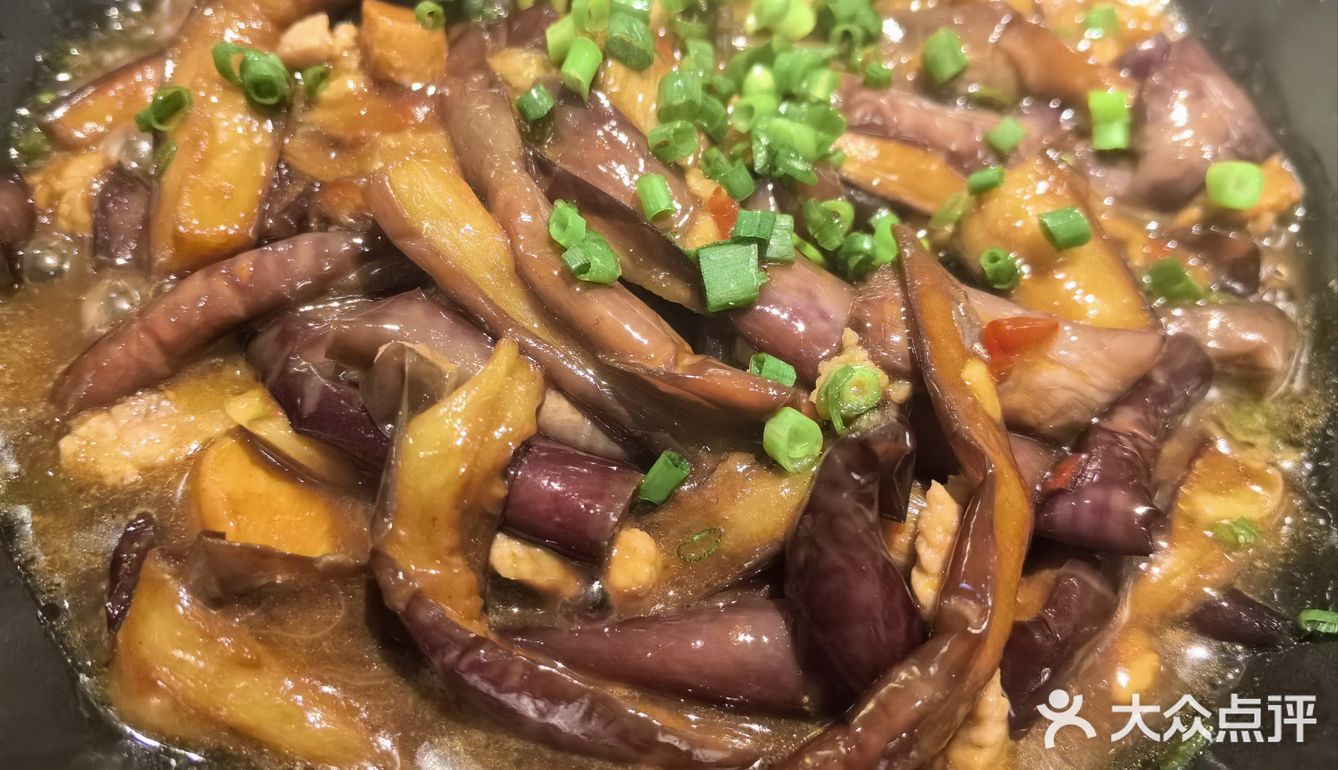打开新世界大门。「港式腊味煲仔饭」煲仔饭酱油拌好