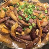 打开新世界大门。「港式腊味煲仔饭」煲仔饭酱油拌好