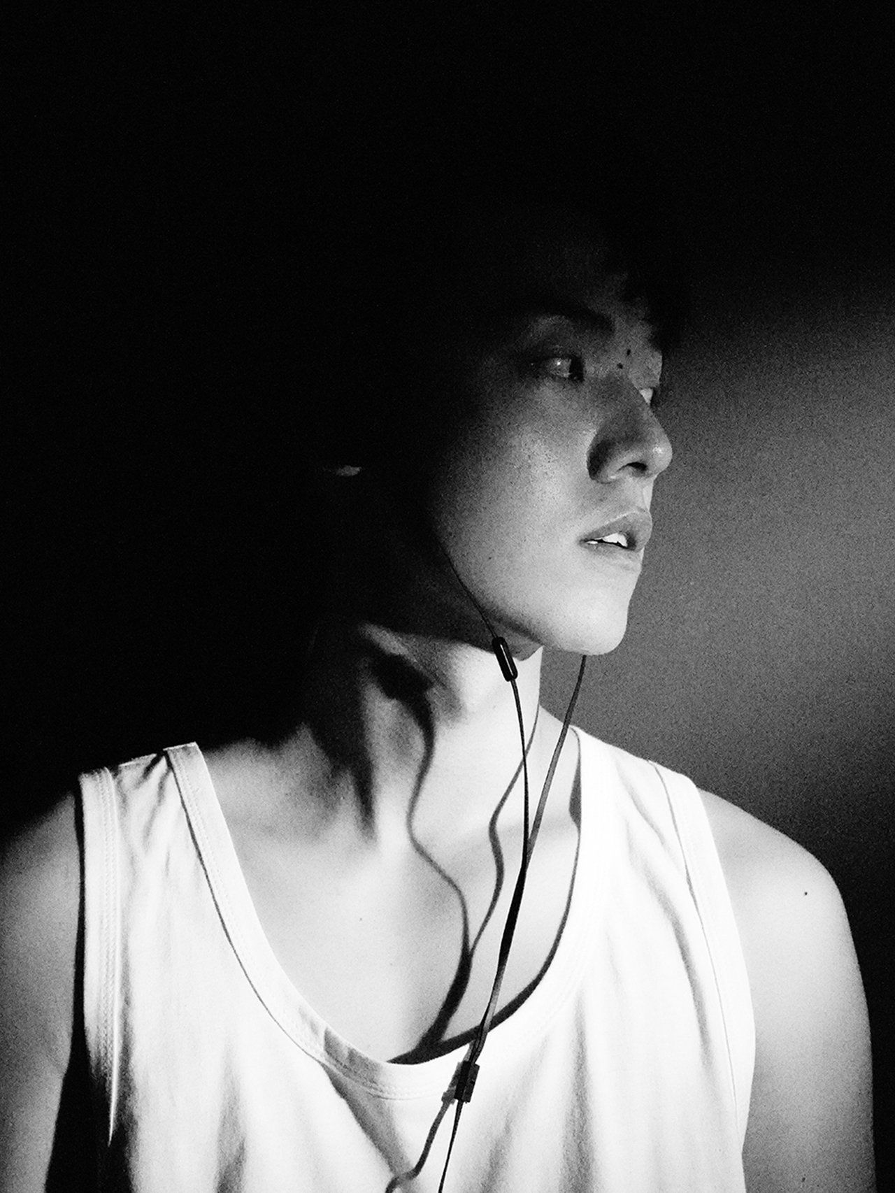 暗光下的黑白魅影:男士黑白光影肖像照