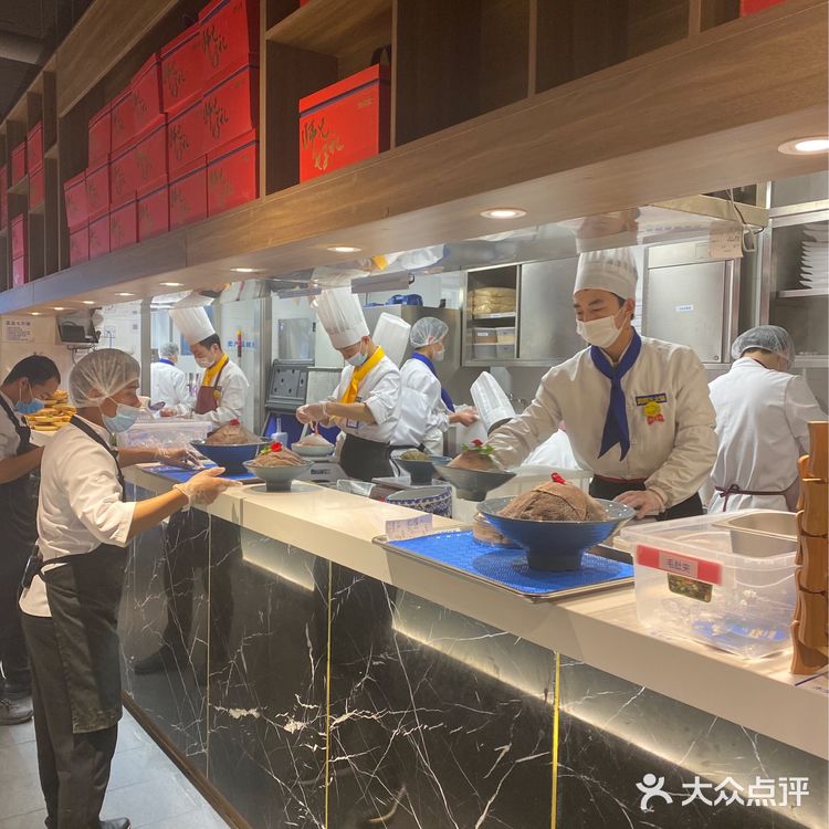 最高排队时长16小时｜周师兄重庆火锅杀到人民广场啦