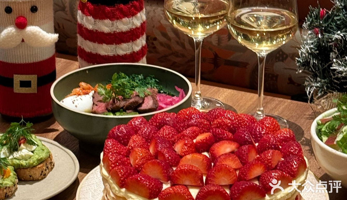 杭州新开的！！现做的草莓🍓提拉米苏……