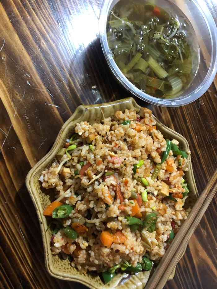 信步闲庭走到市场买黄瓜看见黄瓜大姨吃一种类似凉粉