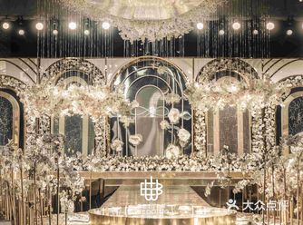 眼前的浪漫惊喜，也只能在梦中的画卷中看过了