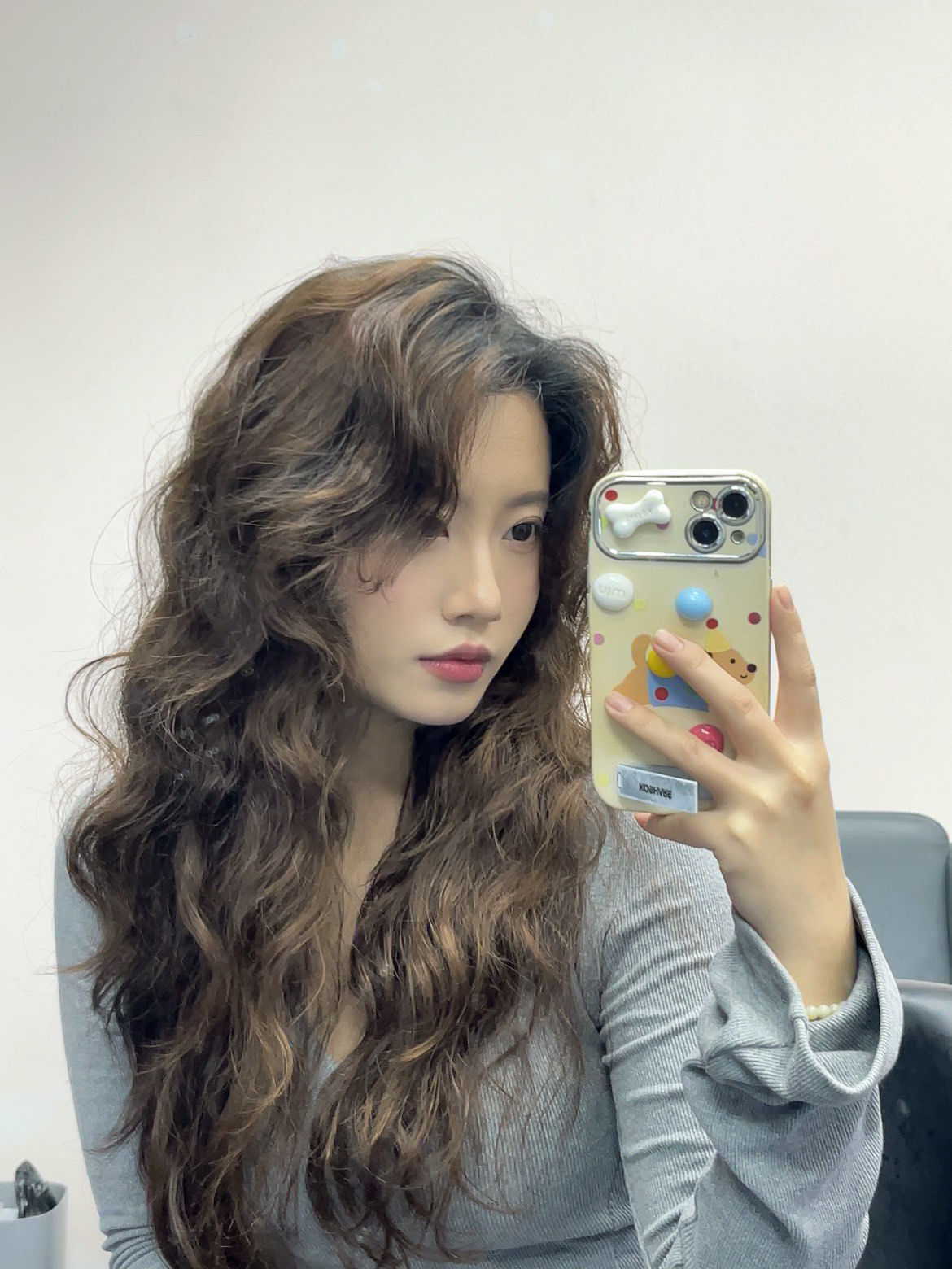 卷发合集姐妹们不妨尝试一下\\n从此这个世界又多了一位氛围感美女\\n
