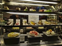 面包甜点陈列柜-源·咖啡自助餐厅·海鲜·烧烤·三文鱼(海口华彩洲际酒店)