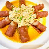 菜品口感也不错，价格也蛮实惠