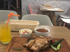 -樱花里音乐餐吧·牛扒椰子鸡(东圃店)