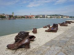 -多瑙河畔鞋履雕塑