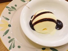 香草冰淇淋球-萨莉亚意式餐厅(南京环亚凯瑟琳广场店)