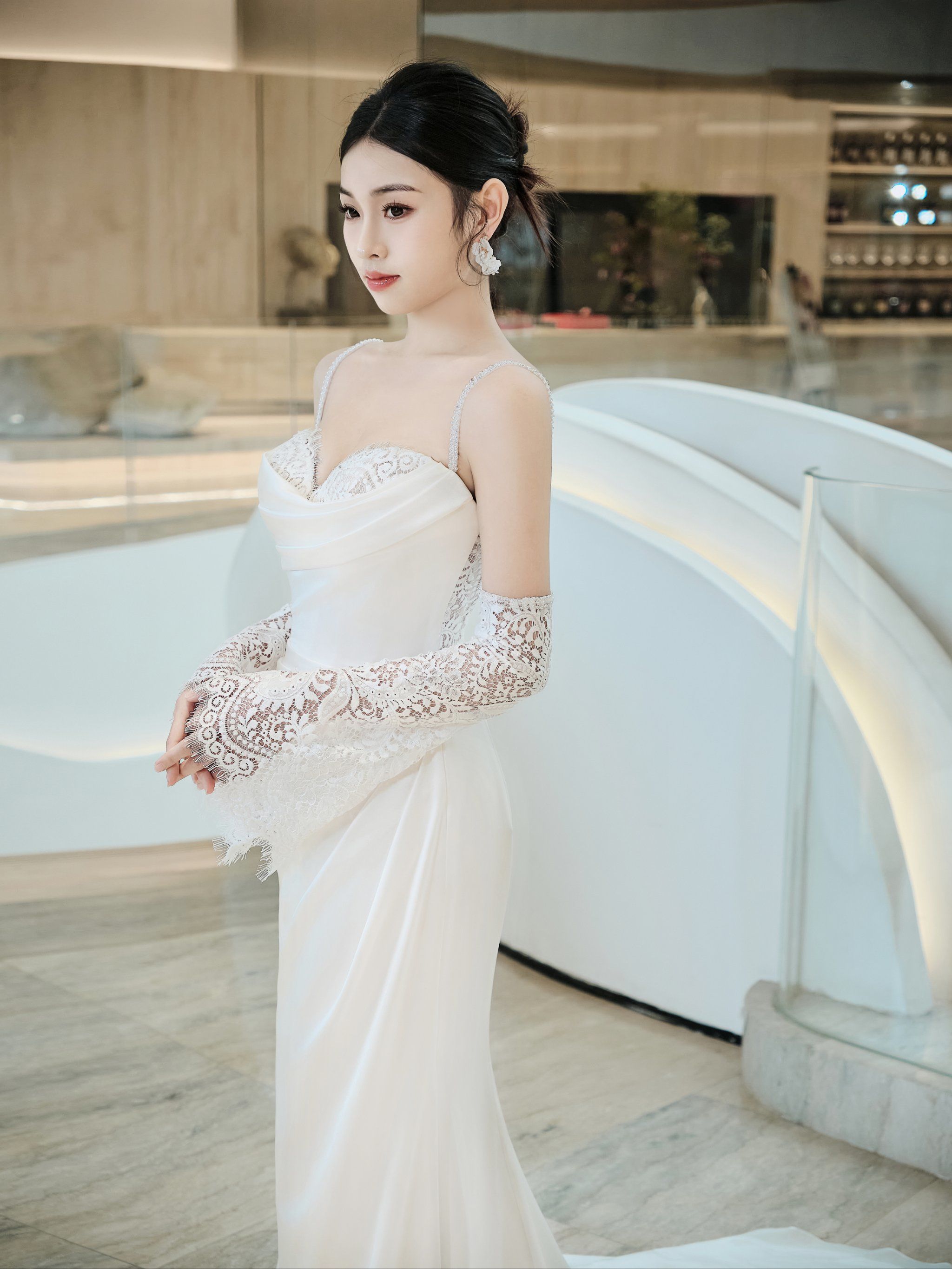 如水波般垂顺的法式蕾丝鱼尾裙