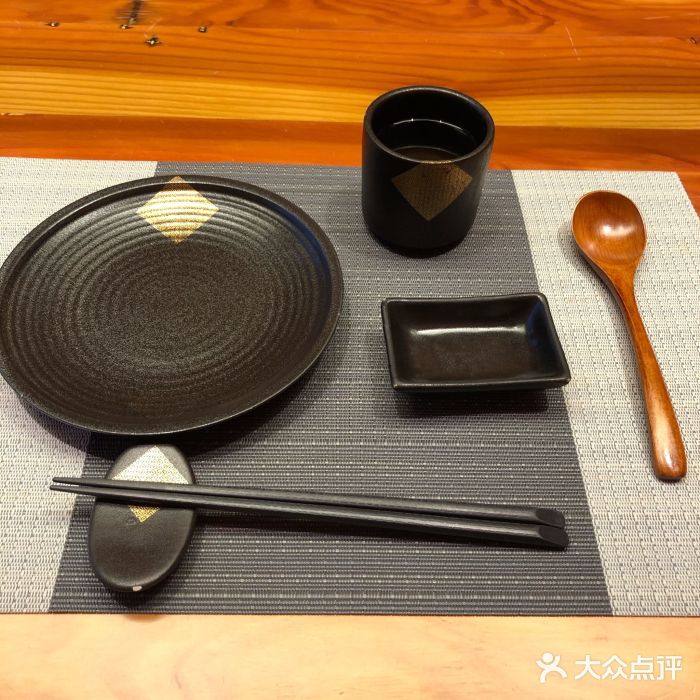 文三酒肆自助放题(新街口友谊广场店)餐具摆设图片