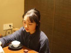 见山泡茶好喝的小姐姐。-见山茶事(丽水路店)
