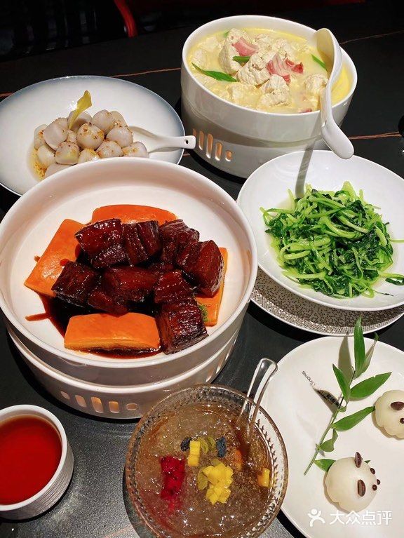哇哦我竟然在一家饭馆里近距离看了一场川剧变脸....