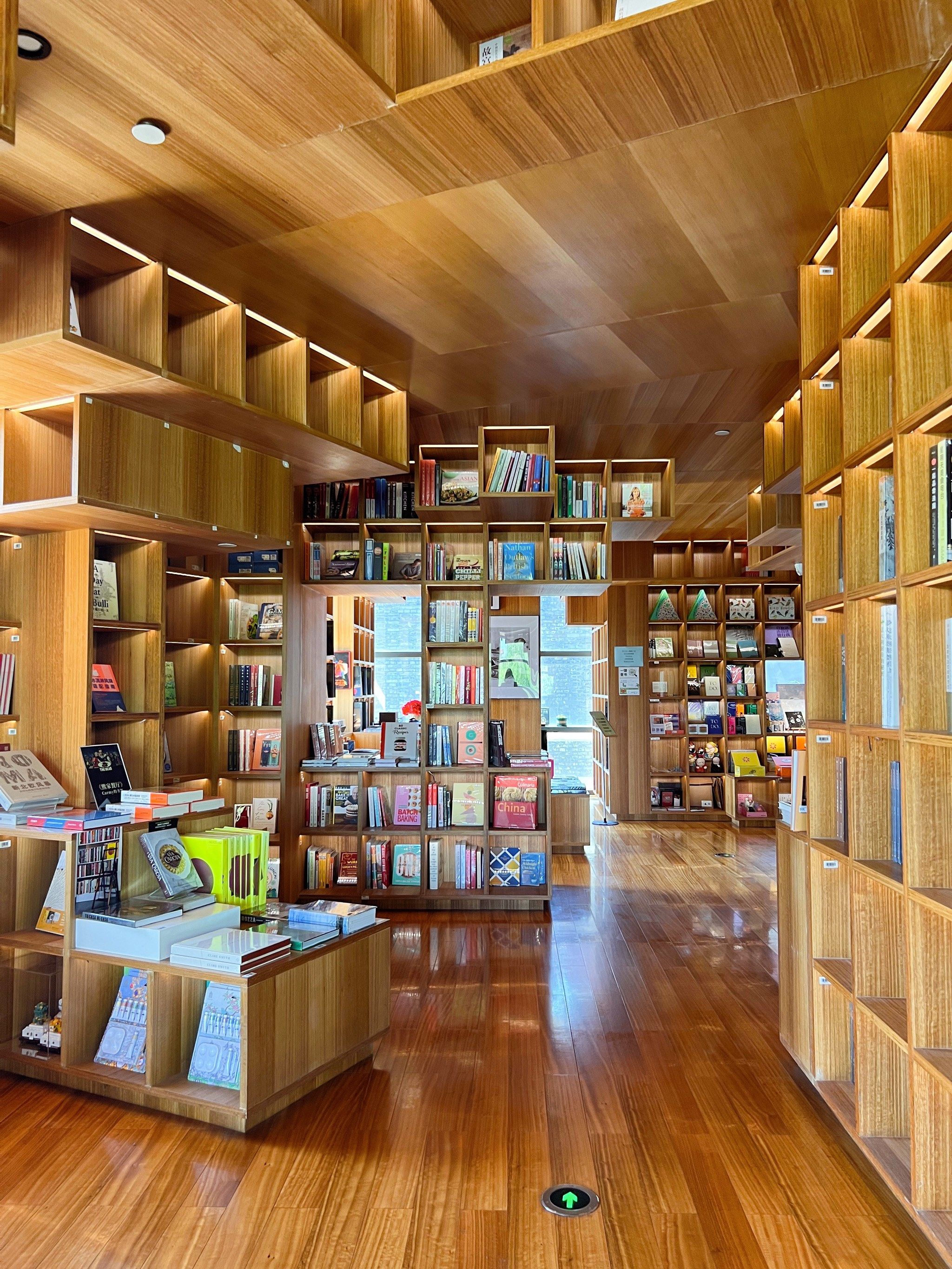 坐落在前门大街北京坊的pageone,是我心中最美的书店,闹中取静,临窗