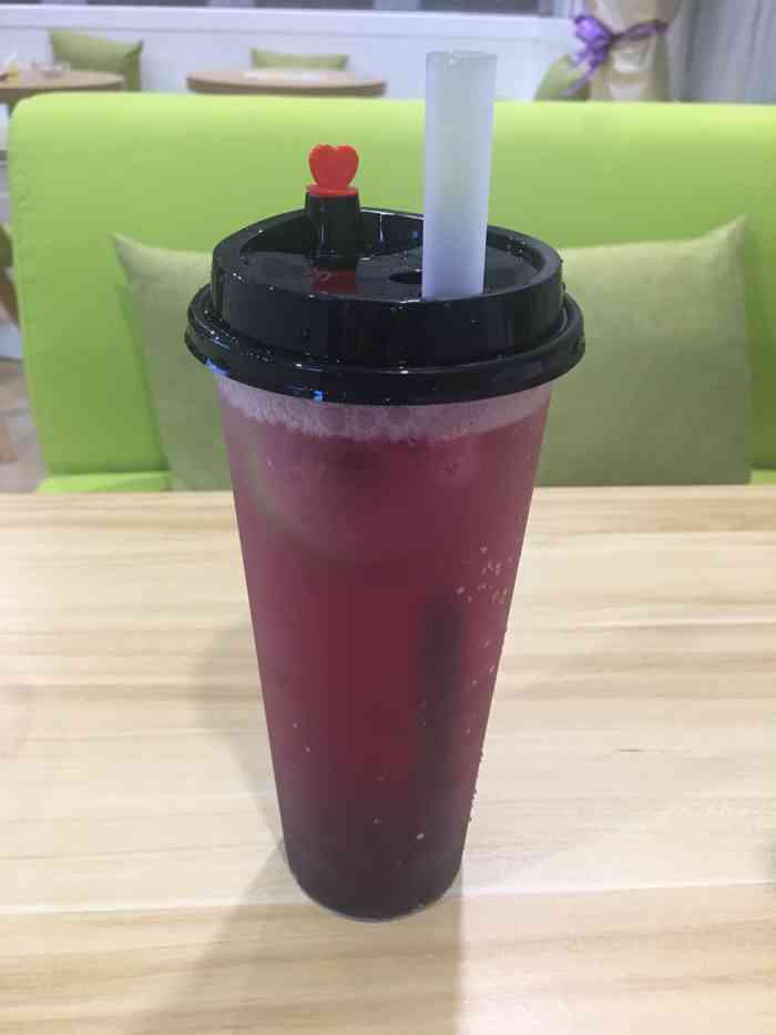 打分    /人 老板很nice,蓝莓气泡水还不错,就是有点甜