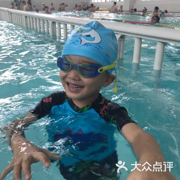 冠俊游泳俱乐部