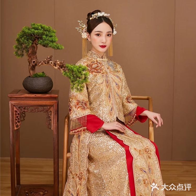 加上手工缀珠流苏，举手投足间灵动又轻盈