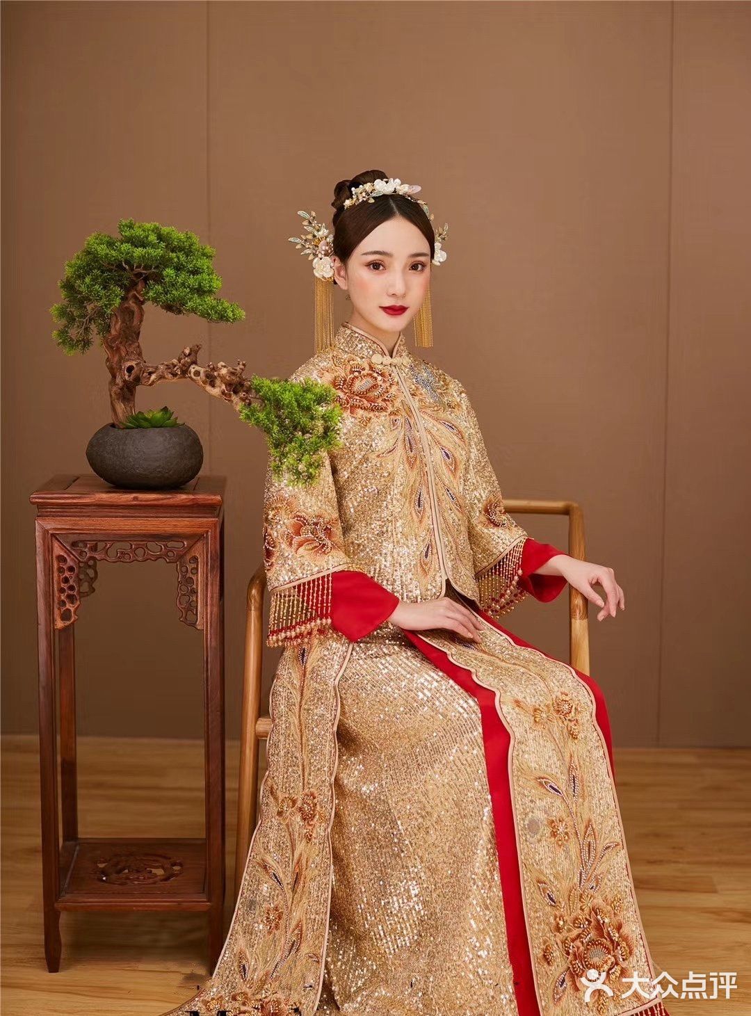 加上手工缀珠流苏，举手投足间灵动又轻盈