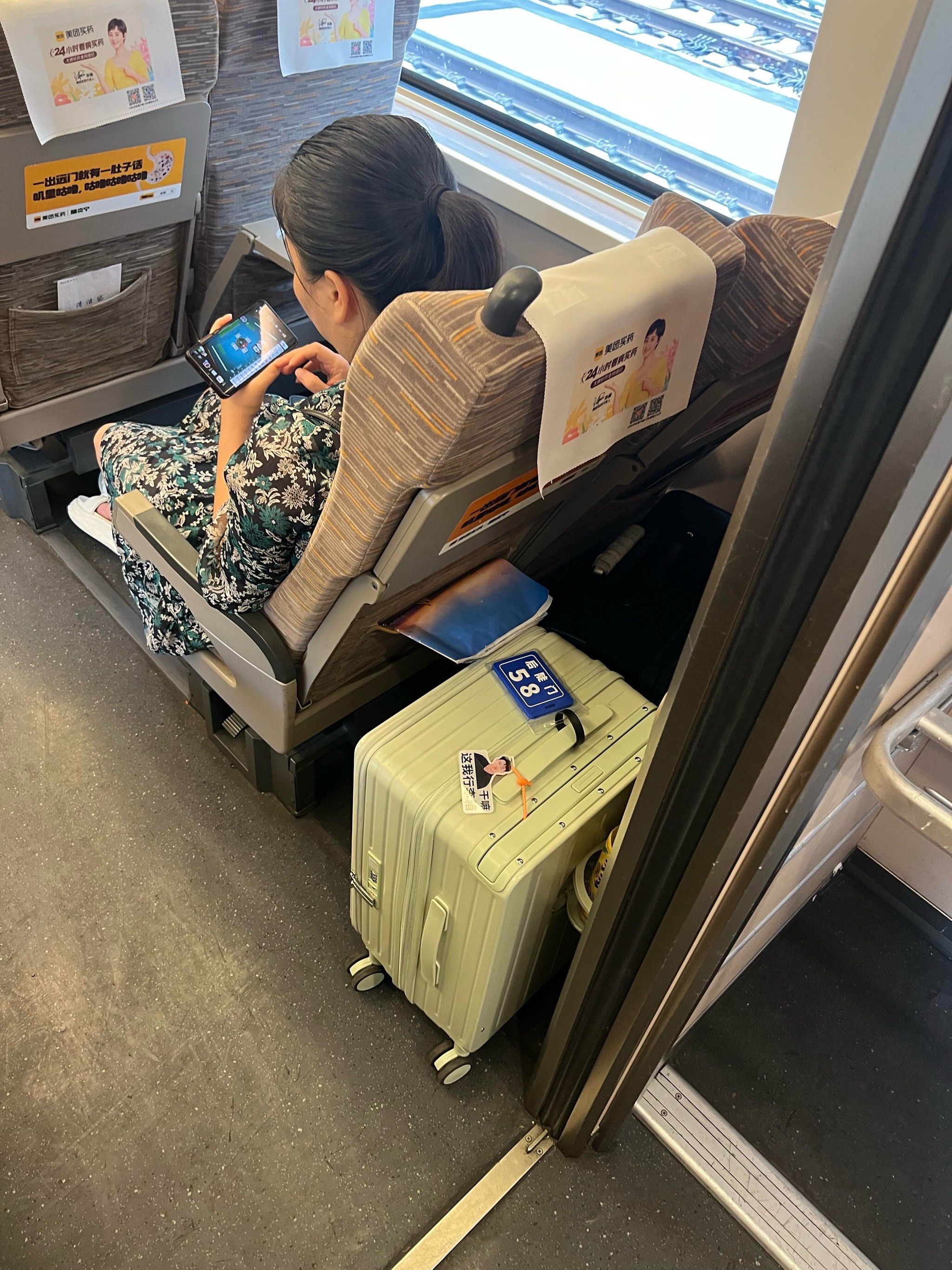 女生坐高铁行李箱怎么放?学姐来教你