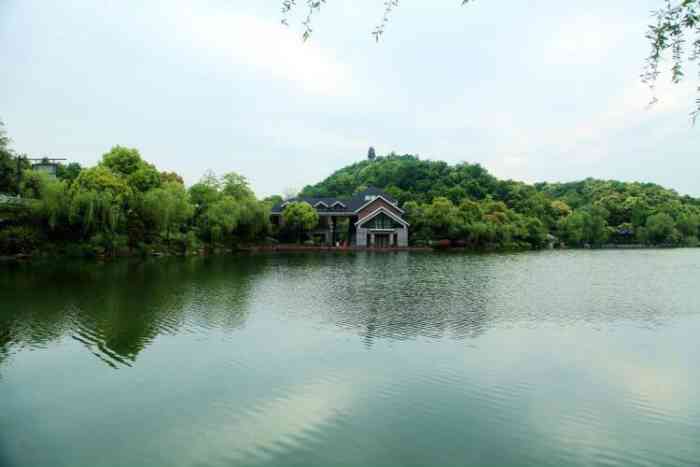 杭州虎山水库-"有山有水,就是金山银山!虎山就是这样一.