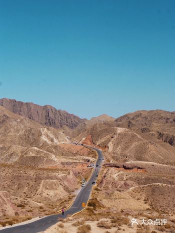 去荒漠公路拍大片 两条路线邂逅丹霞和戈壁