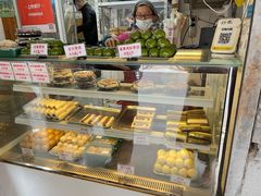 面包甜点陈列柜-许阿姨糕团店(南京总店)