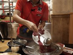服务员一边介绍一边帮我涮-八合里牛肉火锅(八合里总店)