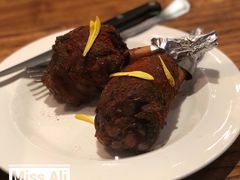 手抓羊腱-阿里家Miss Ali·烤肉酒馆by MIG