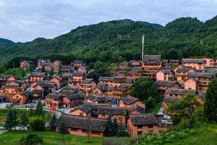 海坪彝族文化小镇-"位于贵州省水城海坪彝族小镇的"世界鞭陀文.