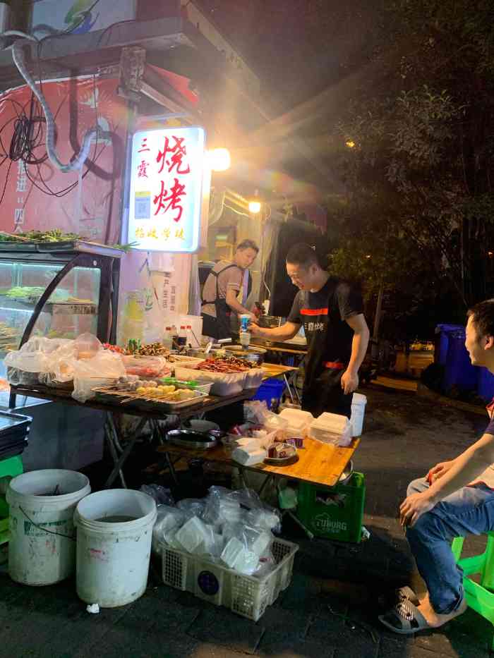 夏季的路边摊,傍晚的烧烤,就像空调一样不可或缺