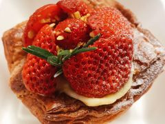 草莓奶油牛角包-B&C黄油与面包·法式古堡面包坊(新天地店)