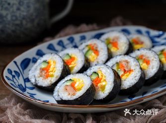 【金枪鱼寿司】 所需食材：米饭750克 鸡蛋2个