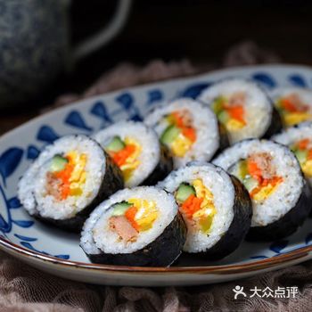 【金枪鱼寿司】 所需食材：米饭750克 鸡蛋2个