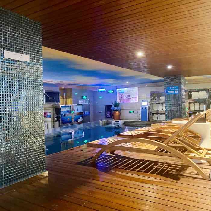 中潜潜水世界-"中潜潜水世界.大门外的两条大白海豚塑像,.